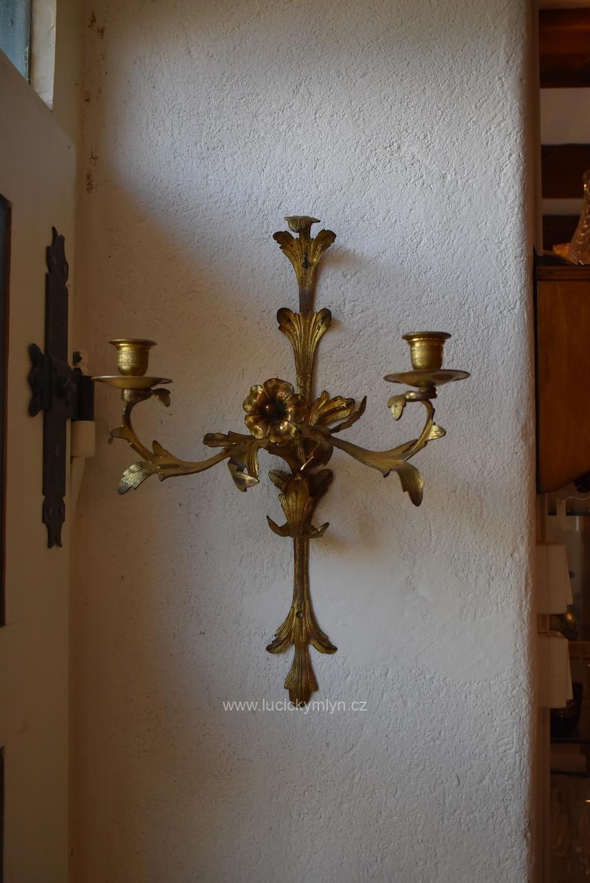 Starožitný nástěnný dvouramenný svícen florálně ztvárněný rokokovém stylu z jemně lité a pozlacené mosazi (Kopírovat) Starožitný nástěnný dvouramenný rokokový svícen z pozlacené mosazi z počátku 20. stol.