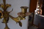 Starožitný nástěnný dvouramenný rokokový svícen z pozlacené mosazi z počátku 20. stol.