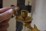 Starožitný nástěnný dvouramenný rokokový svícen z pozlacené mosazi z počátku 20. stol.