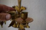Starožitný nástěnný dvouramenný rokokový svícen z pozlacené mosazi z počátku 20. stol.