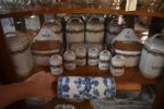 Starožitný porcelánový váleček s cibulákovým motivem a bukovými dřevěnými držadly.
