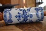 Starožitný porcelánový váleček s cibulákovým motivem a bukovými dřevěnými držadly.
