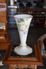 Starožitná porcelánová váza Pirkenhammer Březová s ručně malovaným květinovým dekorem.