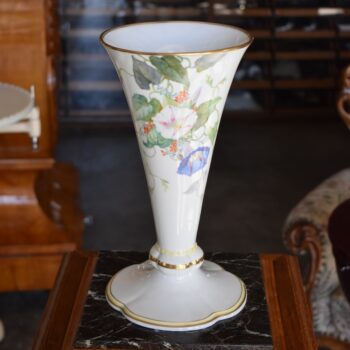 Antyczna porcelanowa waza Pirkenhammer „Březová” z ręcznie malowanym motywem kwiatowym.