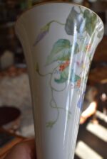 Starožitná porcelánová váza Pirkenhammer Březová s ručně malovaným květinovým dekorem.