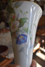 Starožitná porcelánová váza Pirkenhammer Březová s ručně malovaným květinovým dekorem.