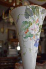 Starožitná porcelánová váza Pirkenhammer Březová s ručně malovaným květinovým dekorem.