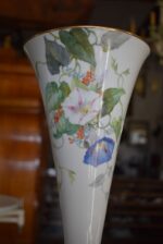 Starožitná porcelánová váza Pirkenhammer Březová s ručně malovaným květinovým dekorem.
