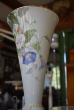 Starožitná porcelánová váza Pirkenhammer Březová s ručně malovaným květinovým dekorem.