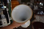 Starožitná porcelánová váza Pirkenhammer Březová s ručně malovaným květinovým dekorem.