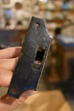 Starožitný kovaný truhlový zámek s barokním klíčem z období po roce 1780.