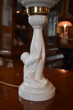 Starožitná figurální stolní lampa S klukem od Josefa Bambase, Bechyně, model 1921.