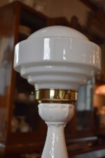 Starožitná figurální stolní lampa S klukem od Josefa Bambase, Bechyně, model 1921.