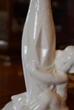 Starožitná figurální stolní lampa S klukem od Josefa Bambase, Bechyně, model 1921.