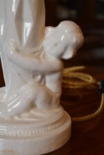 Starožitná figurální stolní lampa S klukem od Josefa Bambase, Bechyně, model 1921.