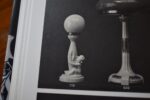 Starožitná figurální stolní lampa S klukem od Josefa Bambase, Bechyně, model 1921.