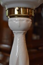 Starožitná figurální stolní lampa S klukem od Josefa Bambase, Bechyně, model 1921.