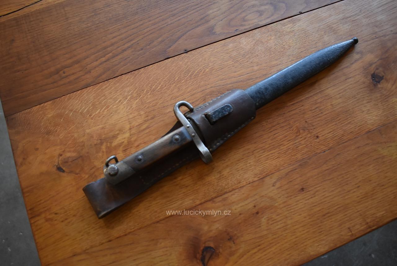 Originální a dobře zachovalý Rakousko-uherský poddůstojnický bodák M.95 Mannlicher Steyr s původní pochvou a koženým závěsem (Kopírovat) Starožitný rakousko-uherský bodák M.95 Mannlicher Steyr s pochvou.