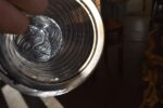 Starožitná dóza na cukr ART-DECO z foukaného skla se stříbrně leštěnou kovovou montáží.