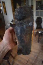 Starožitná pečící forma miminko v zavinovačce ze skořicově hnědé keramiky z počátku 19. stol.