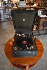 Starožitný kufříkový gramofon Wellington Gramophones s deskou His Master's Voice.