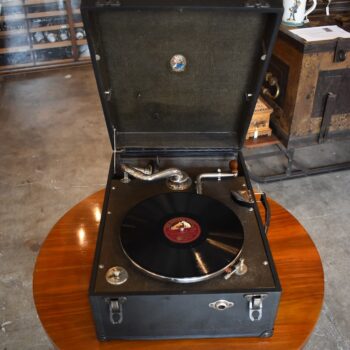 Starožitný kufříkový gramofon Wellington Gramophones s deskou His Master's Voice.