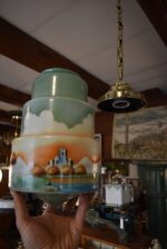 Starožitné řetízkové světlo ART-DECO s ručně malovaným kubizujícím skleněným stínidlem.