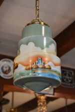 Starožitné řetízkové světlo ART-DECO s ručně malovaným kubizujícím skleněným stínidlem.