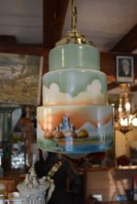 Starožitné řetízkové světlo ART-DECO s ručně malovaným kubizujícím skleněným stínidlem.