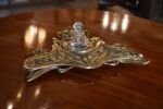 Starožitný secesní mosazný kalamář se skleněnou dózičkou na inkoust z okolo roku 1900