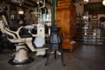 Starožitná litinová kamna na žehličky se sedmi žehličkami z období před rokem 1900