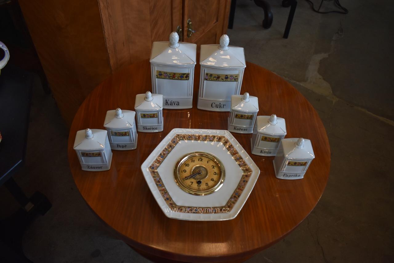Pozdně secesní porcelánová kořenková souprava celkem 8 ks s funkčními nástěnnými pérovými hodinami -značeno Gebrüder Benedikt, Dvory u Karlových Varů (Kopírovat) Starožitná porcelánová kořenková souprava s hodinami Gebrüder Benedikt Dvory.