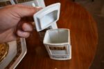 Starožitná porcelánová kořenková souprava s hodinami Gebrüder Benedikt Dvory.