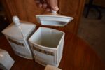 Starožitná porcelánová kořenková souprava s hodinami Gebrüder Benedikt Dvory.