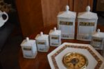 Starožitná porcelánová kořenková souprava s hodinami Gebrüder Benedikt Dvory.