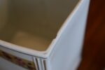 Starožitná porcelánová kořenková souprava s hodinami Gebrüder Benedikt Dvory.