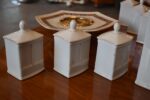 Starožitná porcelánová kořenková souprava s hodinami Gebrüder Benedikt Dvory.