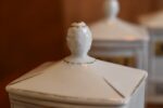 Starožitná porcelánová kořenková souprava s hodinami Gebrüder Benedikt Dvory.