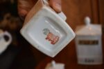 Starožitná porcelánová kořenková souprava s hodinami Gebrüder Benedikt Dvory.
