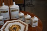 Starožitná porcelánová kořenková souprava s hodinami Gebrüder Benedikt Dvory.