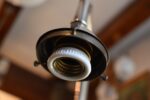 Starožitná funkcionalistická stojací lampa z chromované mosazi s opálovým miskovým stínidlem.
