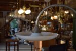 Starožitná funkcionalistická stojací lampa z chromované mosazi s opálovým miskovým stínidlem.