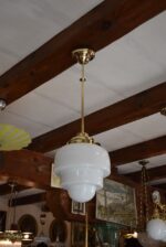 Starožitný lustr ART-DECO ze zlatě leštěné mosazi s opálovým stupňovitě profilovaným stínidlem.