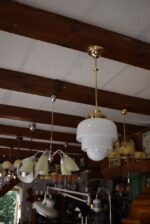 Starožitný lustr ART-DECO ze zlatě leštěné mosazi s opálovým stupňovitě profilovaným stínidlem.