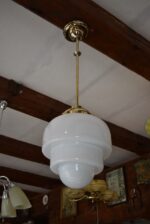 Starožitný lustr ART-DECO ze zlatě leštěné mosazi s opálovým stupňovitě profilovaným stínidlem.