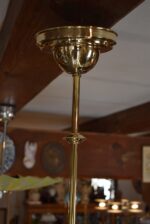 Starožitný lustr ART-DECO ze zlatě leštěné mosazi s opálovým stupňovitě profilovaným stínidlem.