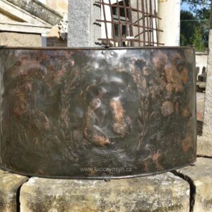 Unikátní barokní měděná krbová zástěna s datací 1781 a svatebním výjevem.