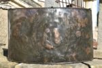 Unikátní barokní měděná krbová zástěna s datací 1781 a svatebním výjevem.