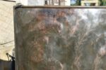 Unikátní barokní měděná krbová zástěna s datací 1781 a svatebním výjevem.