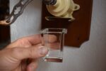 Antyczny młynek do kawy naścienny marki B.O. Garantie Bratři Ouhrabkové z porcelanowym zbiornikiem na kawę.